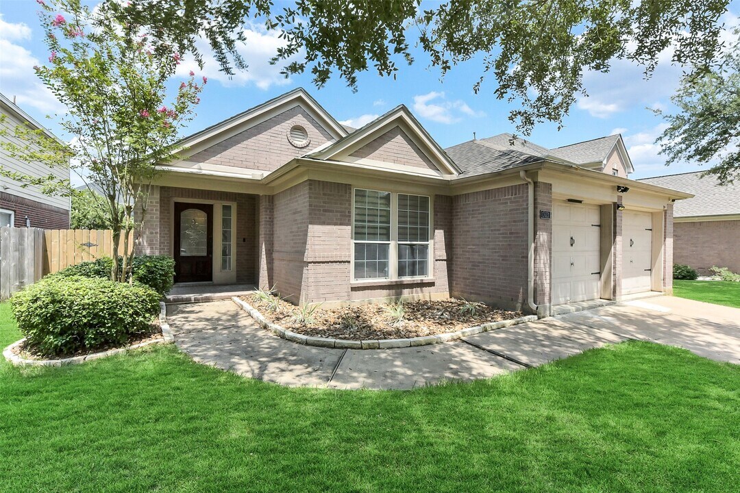 13021 Castlewind Ln in Pearland, TX - Foto de edificio