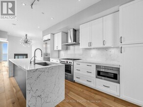 33 Shore Breeze Dr in Toronto, ON - Building Photo - Building Photo