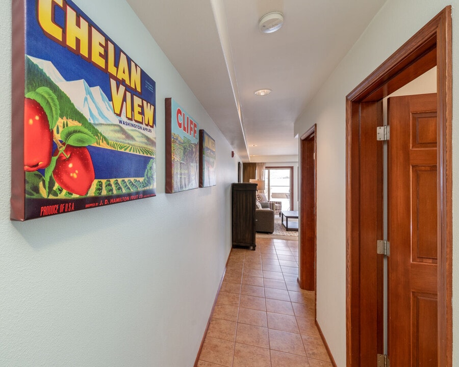 322 W Woodin Ave in Chelan, WA - Building Photo