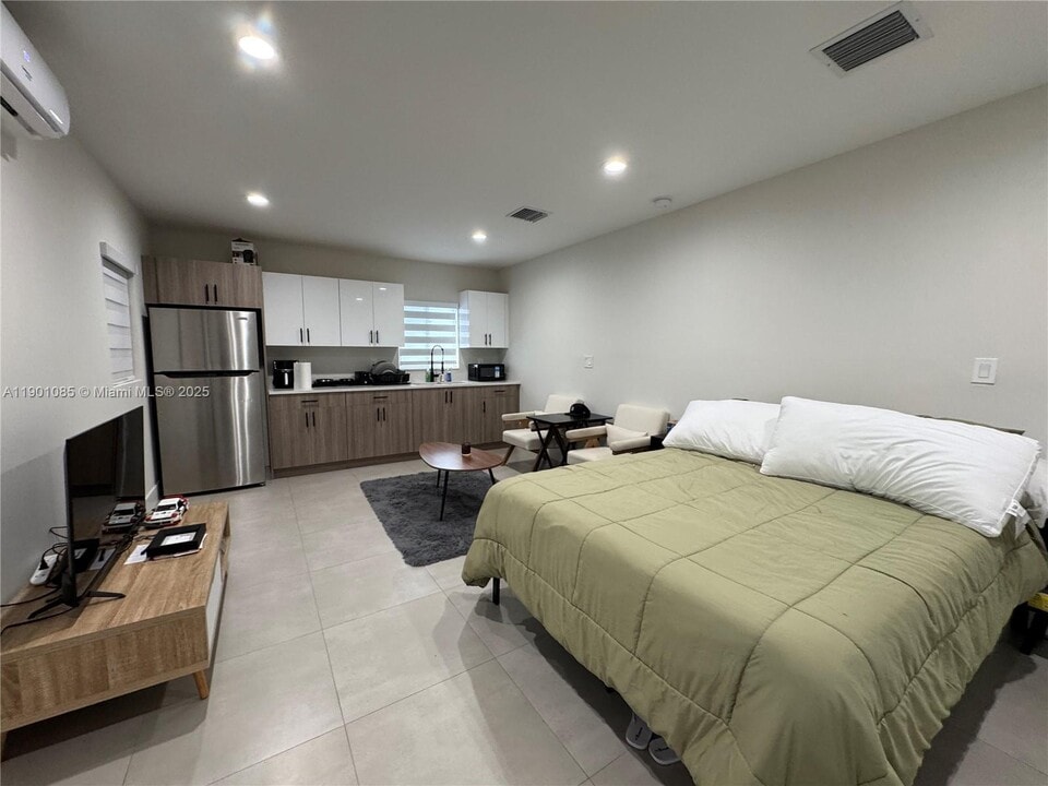 11820 SW 189th St in Miami, FL - Building Photo