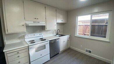 4917 Orchid Way in Sacramento, CA - Building Photo - Building Photo