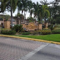 2926 S University Dr in Davie, FL - Building Photo