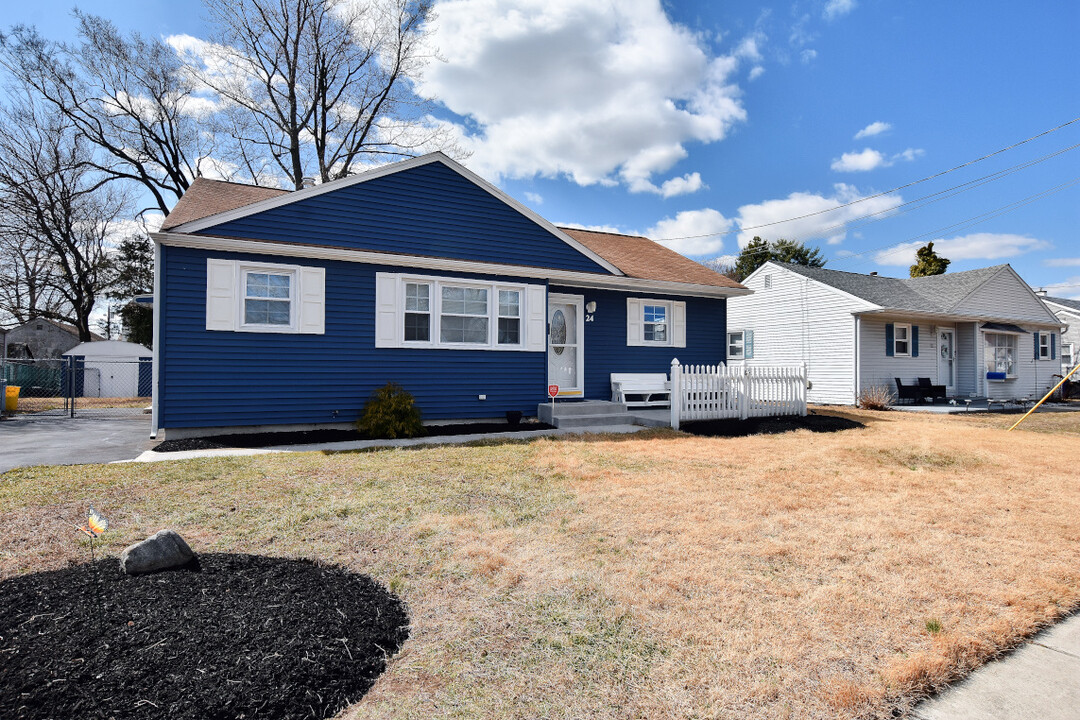 24 Woodbine Ave in Maple Shade, NJ - Building Photo