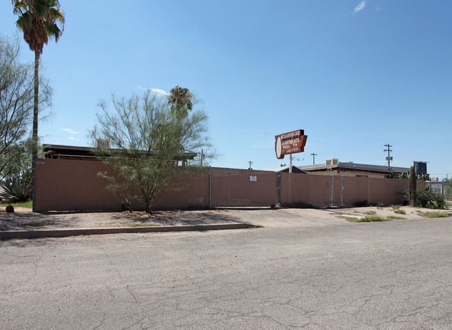 El Sahuaro Apartments in Tucson, AZ - Building Photo - Building Photo