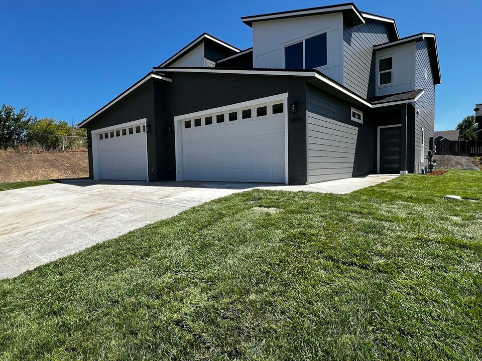 1808 N Coach Ln in Spokane Valley, WA - Building Photo