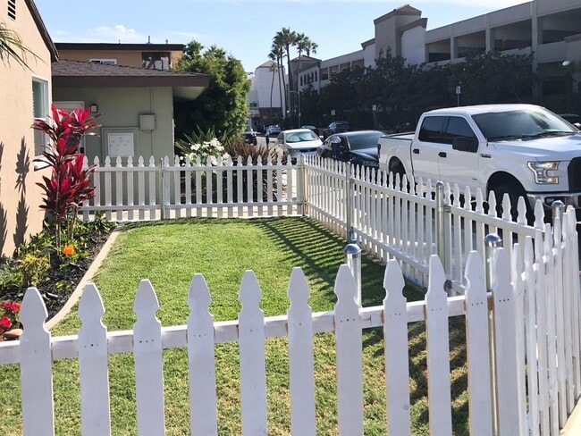211 Olive Ave in Huntington Beach, CA - Building Photo - Building Photo