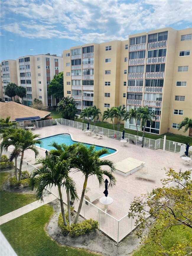 620 NE 12th Ave in Hallandale Beach, FL - Building Photo - Building Photo