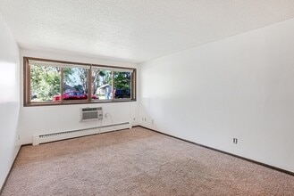Larpenteur Villa in St. Paul, MN - Foto de edificio - Building Photo