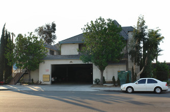 400 W Vermont Ave in Anaheim, CA - Foto de edificio - Building Photo