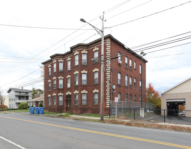 605 E Main St in New Britain, CT - Foto de edificio - Building Photo