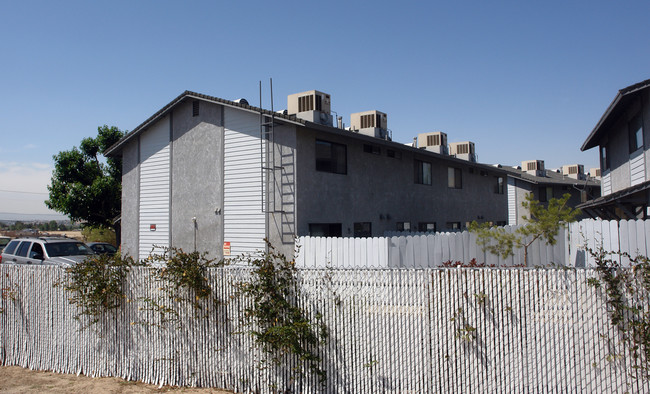 Hill Crest Apartments in Apple Valley, CA - Building Photo - Building Photo