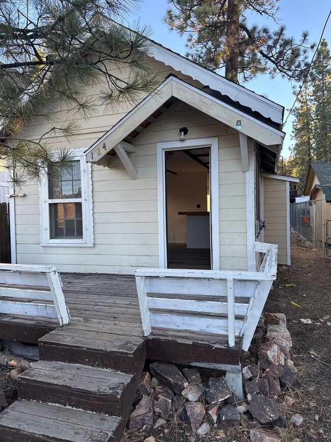 property at 124 W Sherwood Blvd