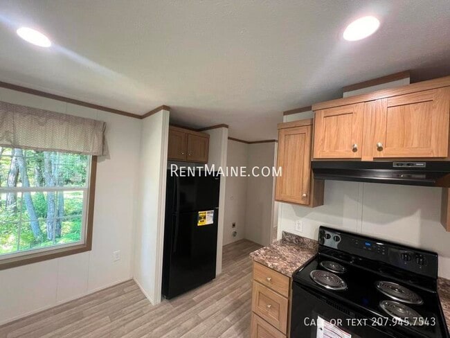 135 Penney Ln in Bradley, ME - Foto de edificio - Building Photo