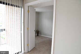 5817 Edson Ln, Unit 104 in Rockville, MD - Building Photo - Building Photo