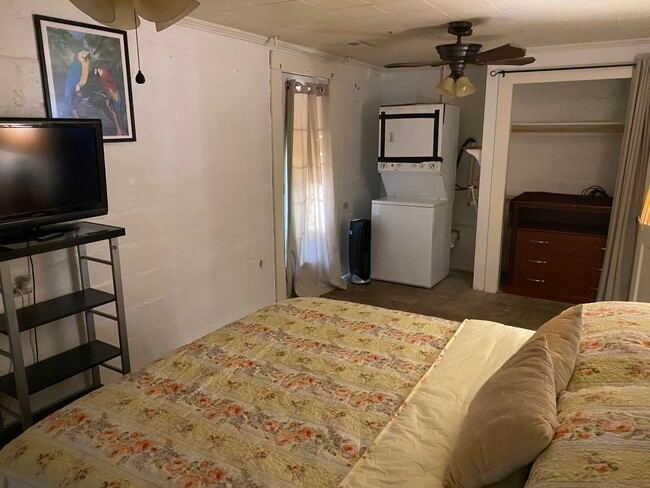 1149 Pen Park Rd in Charlottesville, VA - Foto de edificio - Building Photo