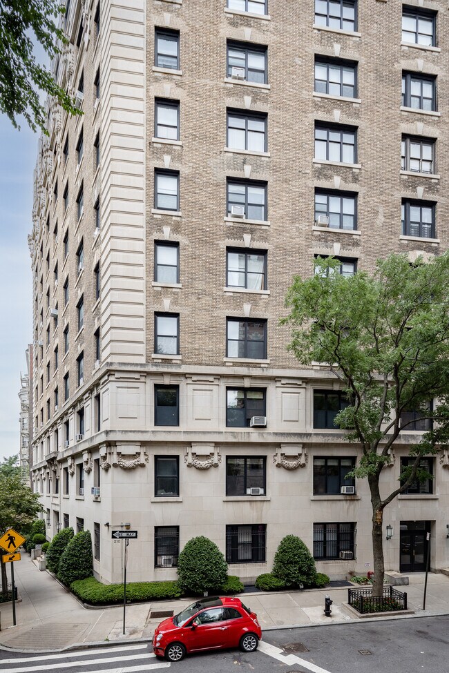 210 Riverside Dr in New York, NY - Building Photo - Building Photo