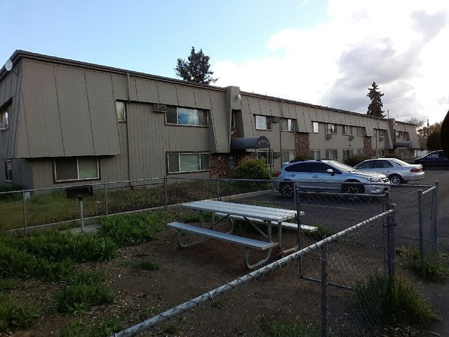 Shadow Hills in Prineville, OR - Building Photo - Building Photo