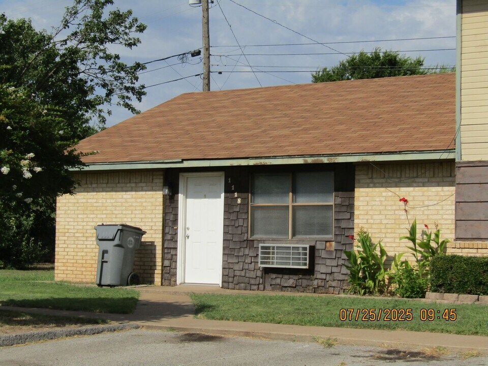 1118 NW 52nd Cir in Lawton, OK - Building Photo