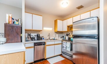 607 W Wrightwood Ave, Unit 815 in Chicago, IL - Building Photo - Building Photo