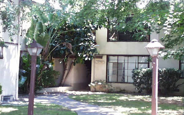 Camellia Apartments in North Hollywood, CA - Foto de edificio - Building Photo