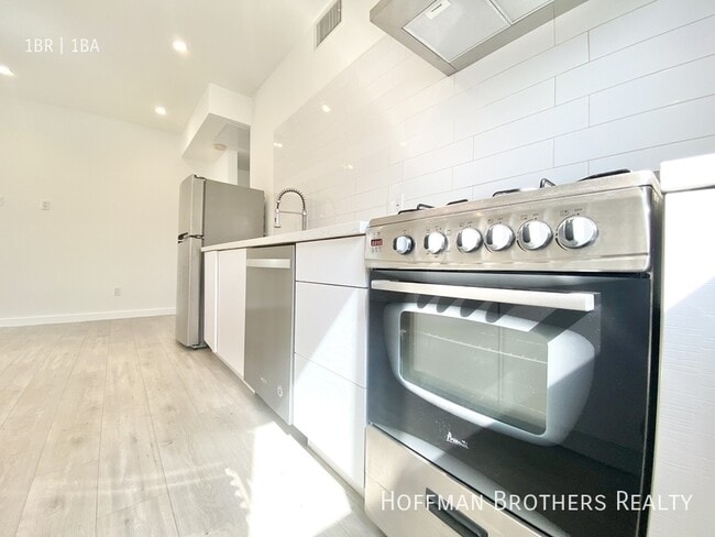 421 1/2 N Coronado St in Los Angeles, CA - Building Photo - Building Photo