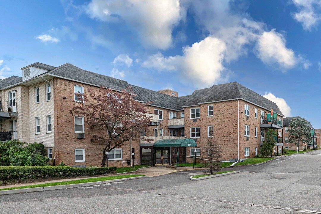 Greentree at Lynbrook in Lynbrook, NY - Foto de edificio