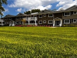 28 Williams Blvd in Lake Grove, NY - Foto de edificio - Building Photo