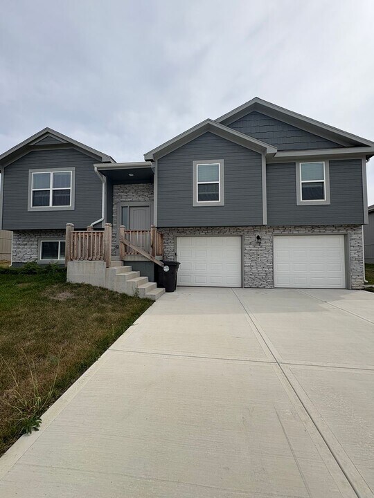 707 Summer Dawn Cir in Belton, MO - Building Photo