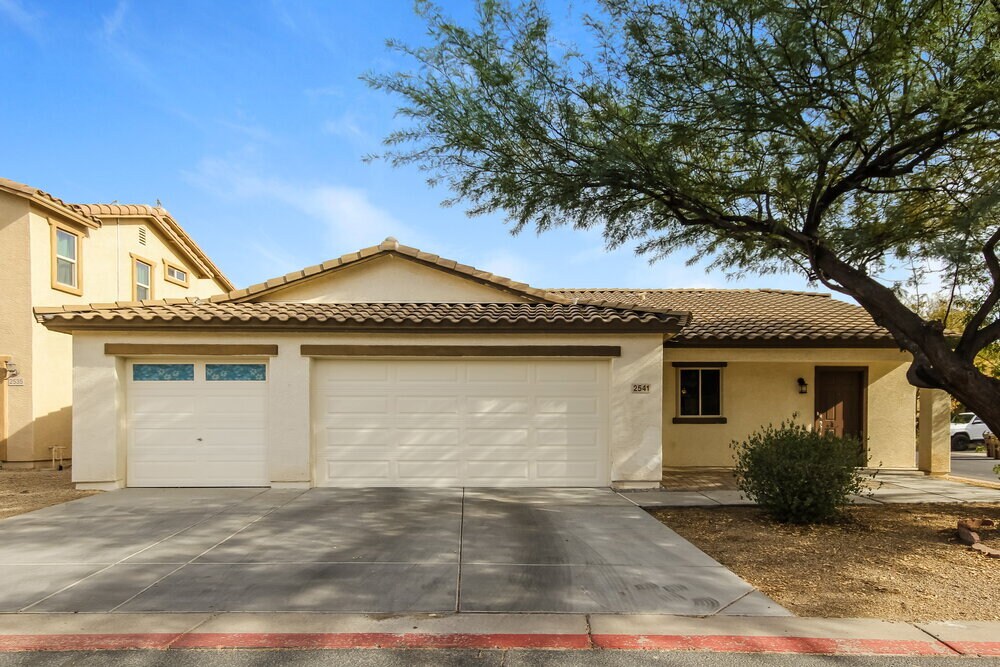 2541 S De Soto Rd in Apache Junction, AZ - Foto de edificio