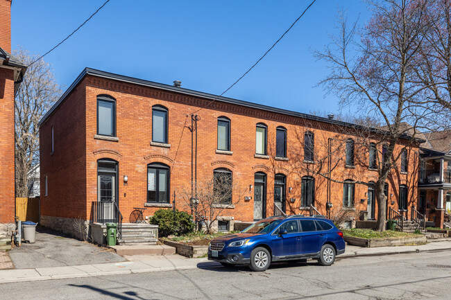 53-61 Frank St in Ottawa, ON - Building Photo - Primary Photo