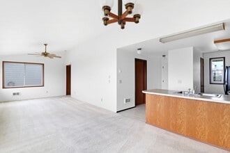 1989 W Beach Rd in Oak Harbor, WA - Building Photo - Building Photo