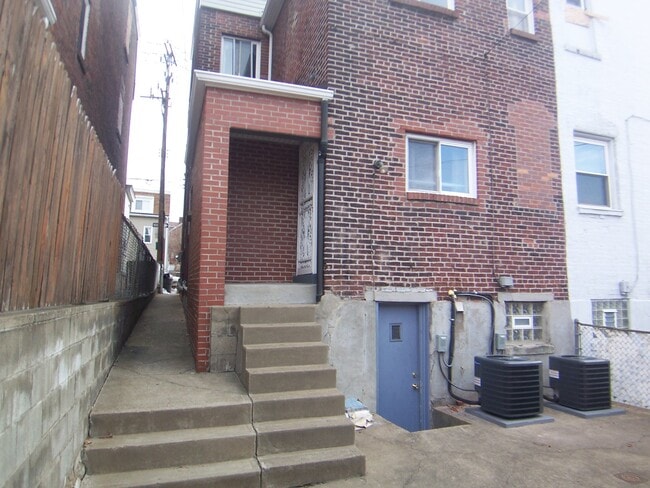 3405 Ward St, Unit 2 Bedroom in Pittsburgh, PA - Building Photo - Building Photo