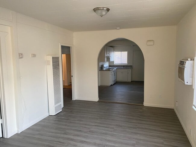 207 E Sequoia Ave in Visalia, CA - Building Photo - Building Photo