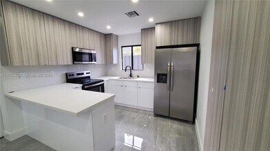 40 SW 34th Ave, Unit C in Miami, FL - Foto de edificio - Building Photo