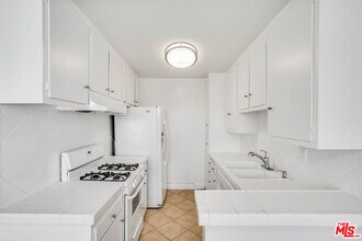 7548 Hampton Ave in West Hollywood, CA - Building Photo - Building Photo