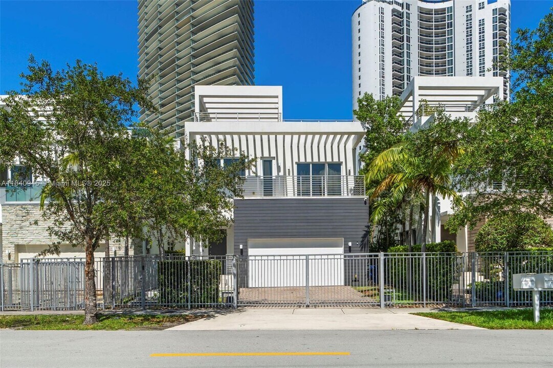 18955 Atlantic Blvd in Sunny Isles Beach, FL - Building Photo