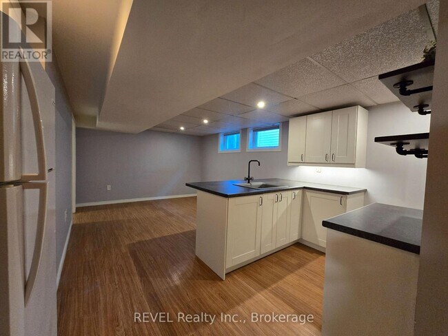 33 Dundas Crescent in St Catharines, ON - Building Photo - Building Photo