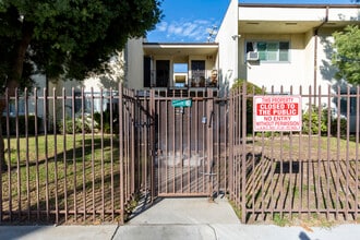 Heatherdale in North Hollywood, CA - Building Photo - Building Photo
