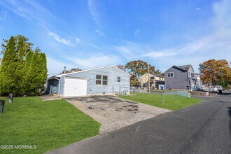 526 Bradley Blvd in Toms River, NJ - Building Photo - Building Photo