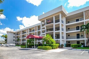 7461 W Country Club Dr N in Sarasota, FL - Building Photo