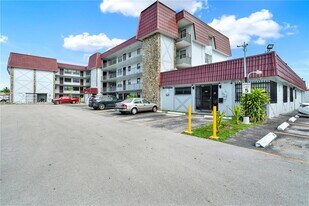 1335 W 68th St, Unit 207 in Hialeah, FL - Building Photo