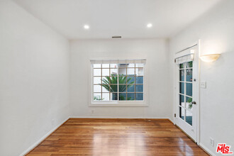 551 1/2 Westmount Dr in West Hollywood, CA - Building Photo - Building Photo