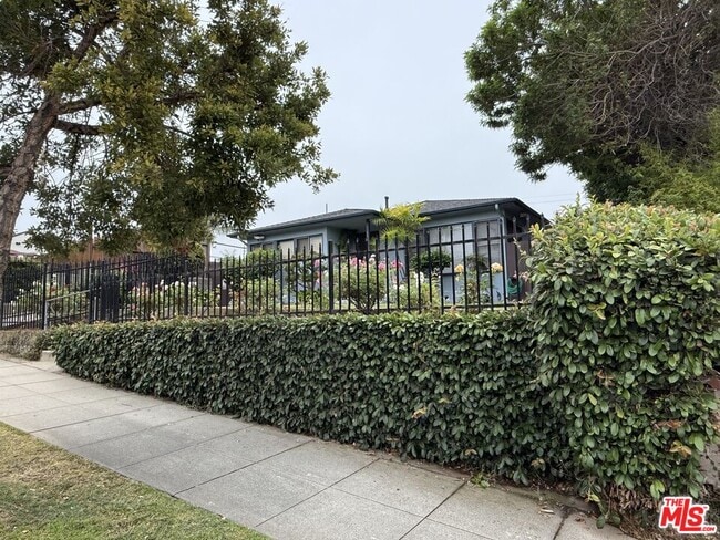 1808 Euclid St in Santa Monica, CA - Foto de edificio - Building Photo