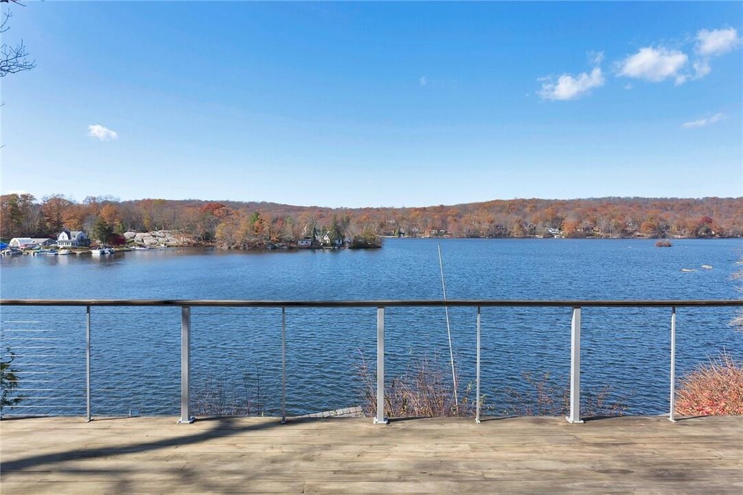 63 Lakefront Rd in Putnam Valley, NY - Building Photo