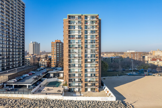 Thorndale Beach North Condominium in Chicago, IL - Building Photo - Building Photo