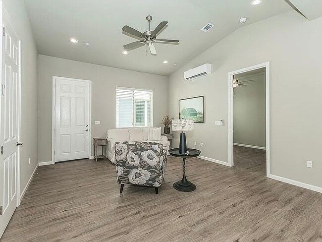 6016 E Sussex Way in Fresno, CA - Building Photo - Building Photo