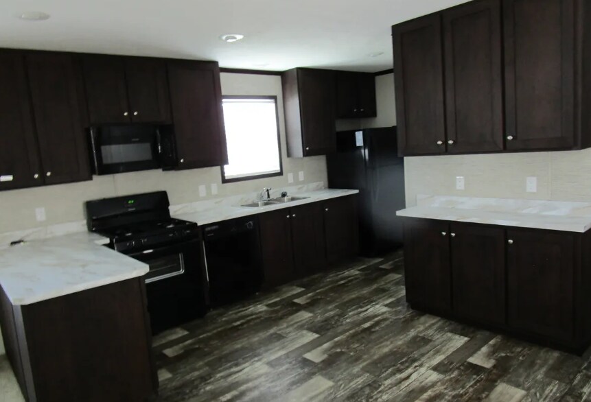 415 Deerfield Ln in Columbus, MI - Foto de edificio