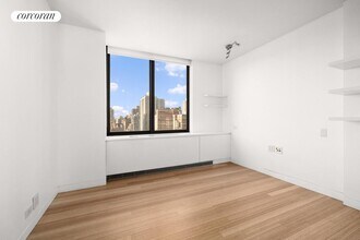 300 E 85th St in New York, NY - Building Photo - Building Photo