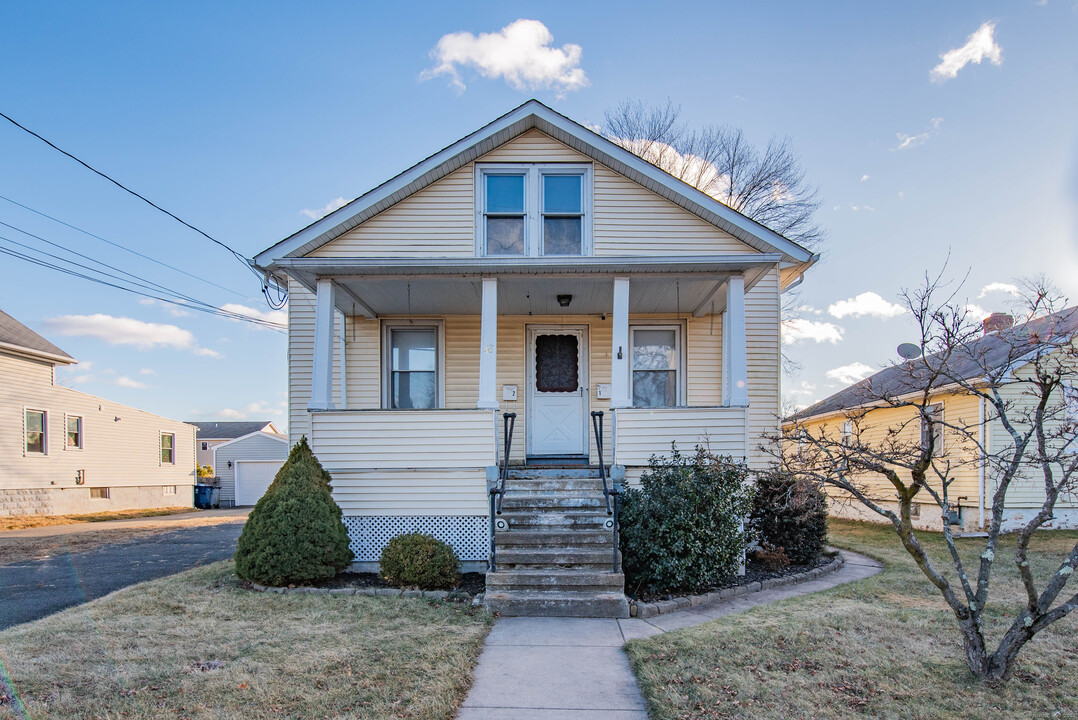 48 Hillside Ave in Plainville, CT - Building Photo