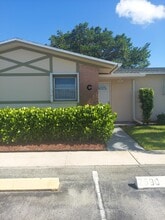 2590 Barkley Dr E in West Palm Beach, FL - Building Photo - Building Photo
